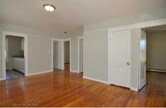 179 Valley St, Unit 3 in Central Falls, RI - Foto de edificio - Building Photo