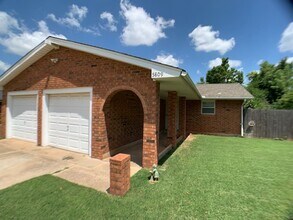 5809 NW 62nd St in Warr Acres, OK - Building Photo - Building Photo