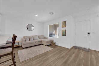 6200 Foxes Dl St in Las Vegas, NV - Building Photo - Building Photo