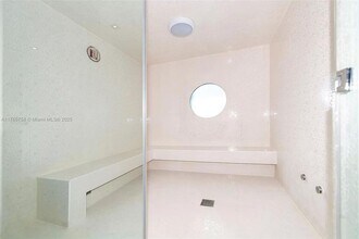 540 West Ave, Unit 2211 in Miami Beach, FL - Foto de edificio - Building Photo