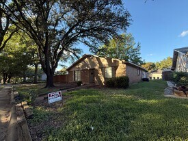 305 Thistle Dr in Garland, TX - Building Photo