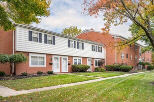 Roman Gardens in North Olmsted, OH - Building Photo
