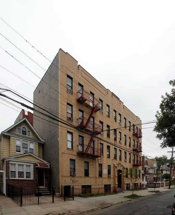 172-20 90th Ave in Jamaica, NY - Building Photo