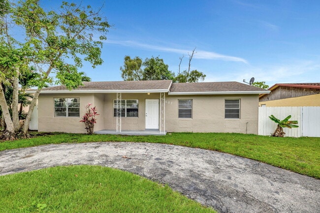 607 SW 76th Terrace in North Lauderdale, FL - Foto de edificio - Building Photo