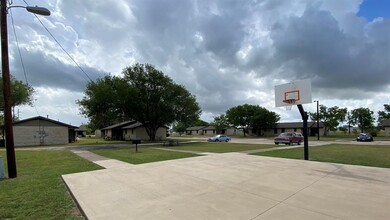 1200 Meadow Park Ln in Lockhart, TX - Building Photo - Building Photo