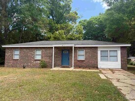 4204 W Avenida De Golf in Pace, FL - Building Photo