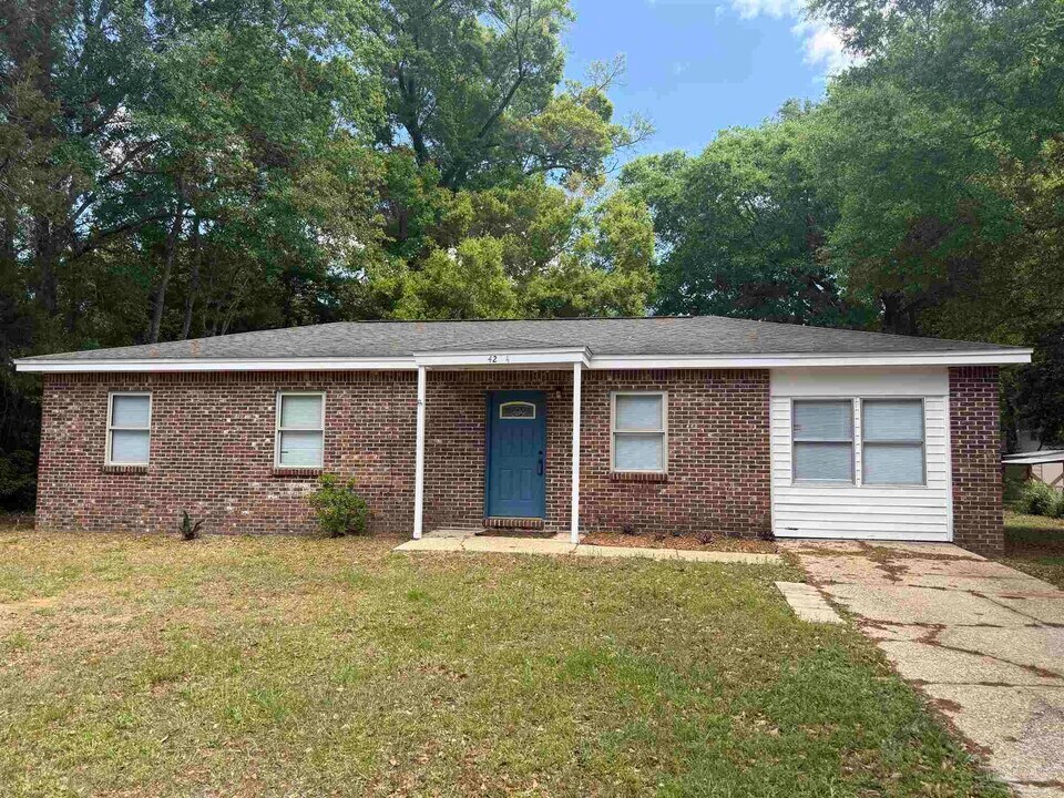 4204 W Avenida De Golf in Pace, FL - Building Photo