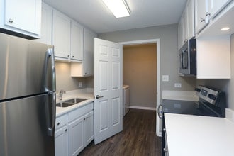 The Pointe Apartments in Arlington Heights, IL - Building Photo - Interior Photo