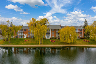 Versailles on the Lakes Schaumburg in Schaumburg, IL - Building Photo - Building Photo