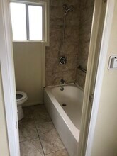 716 1/2 W 60th St in Los Angeles, CA - Building Photo - Building Photo