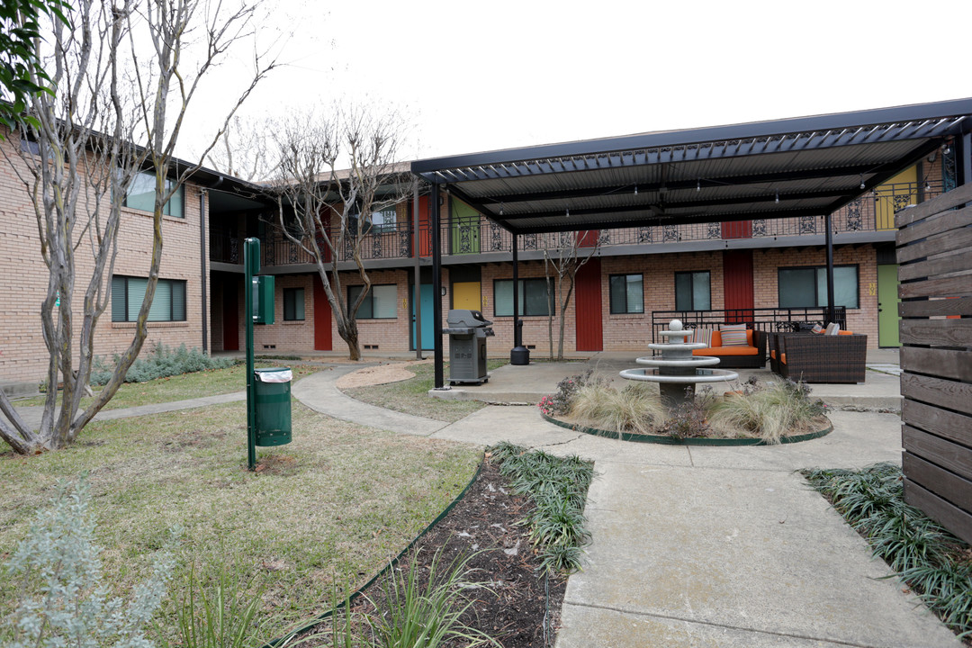 Live Oaks Apartments in Dallas, TX - Building Photo