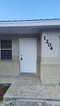 1204 Imperial Dr in Daytona Beach, FL - Building Photo - Building Photo
