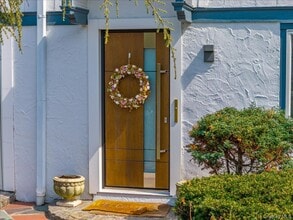 166 Valley Stream Rd E in Larchmont, NY - Building Photo - Building Photo