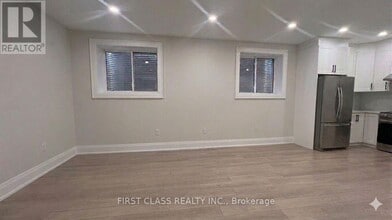 107 Lankin Blvd in Toronto, ON - Building Photo - Building Photo