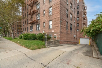 3021 Avenue Z in Brooklyn, NY - Foto de edificio - Building Photo