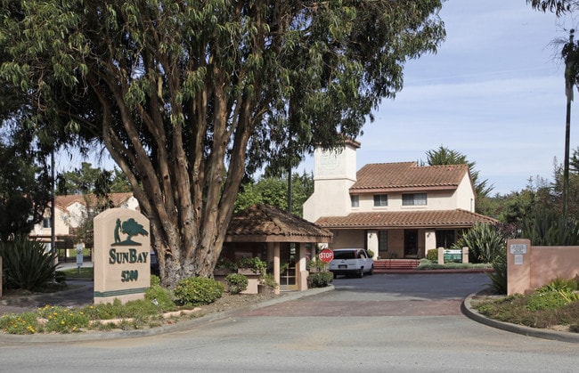 SunBay Apartments in Seaside, CA - Foto de edificio - Building Photo