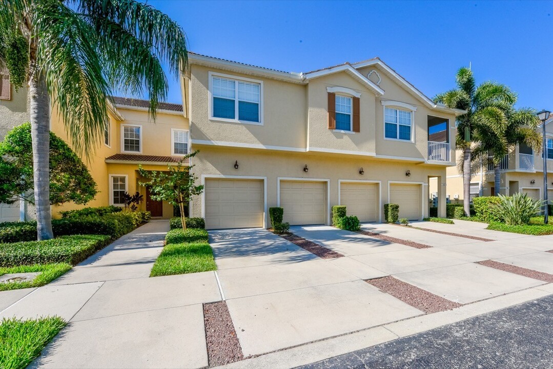 3698 Parkridge Cir in Sarasota, FL - Foto de edificio