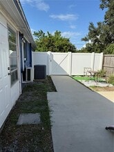 2113 E Lumsden Rd in Valrico, FL - Building Photo - Building Photo