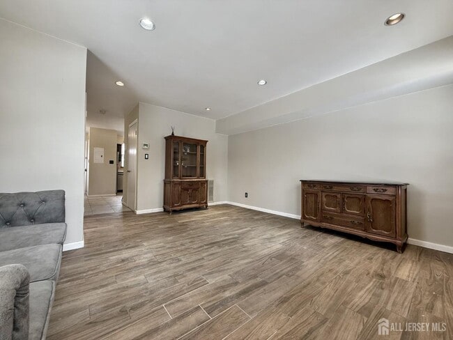 17 Florida Grove Rd in Woodbridge Township, NJ - Building Photo - Building Photo