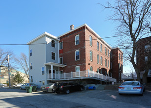 1490 Elm St in Manchester, NH - Foto de edificio - Building Photo