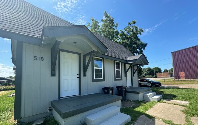 property at 518 N Atlanta Pl