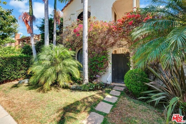 458 Smithwood Dr in Beverly Hills, CA - Foto de edificio - Building Photo