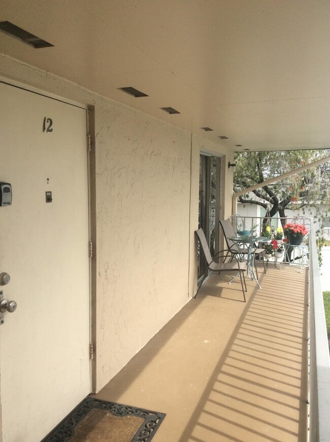 4923 Vincennes Ct, Unit 12 in Cape Coral, FL - Foto de edificio - Building Photo