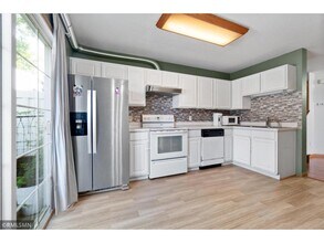 1747 Weston Ln in Shakopee, MN - Foto de edificio - Building Photo