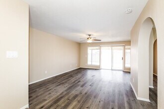 8001 W Sweetwater Ave in Peoria, AZ - Building Photo - Building Photo