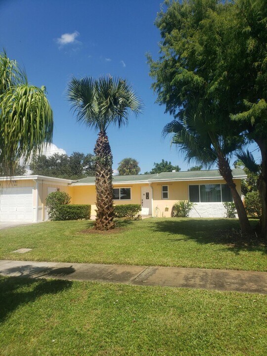 812 Dogwood Rd in North Palm Beach, FL - Building Photo