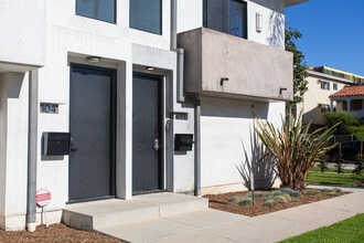 8639 Whitworth Dr in Los Angeles, CA - Foto de edificio - Building Photo