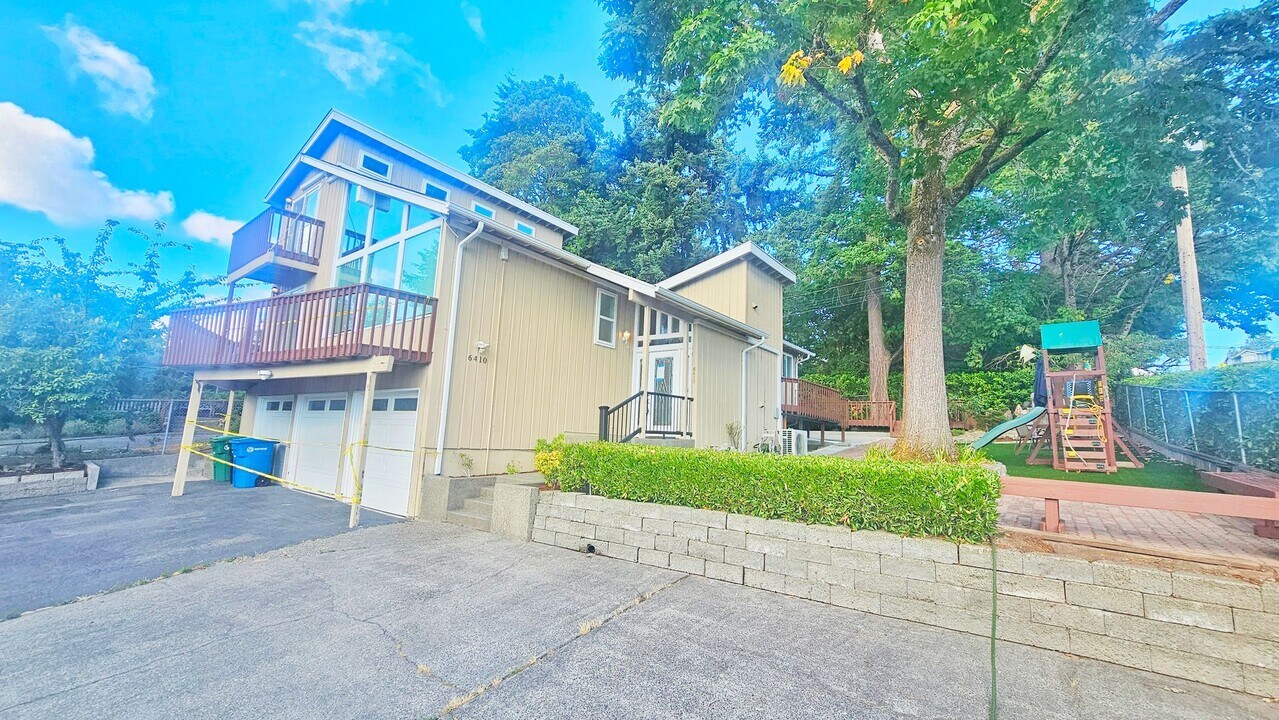 6410 SE 24th St in Mercer Island, WA - Foto de edificio