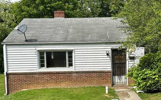 460 Stuart St in Christiansburg, VA - Building Photo