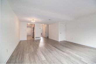 614 Peninsula Ct in Ann Arbor, MI - Building Photo - Building Photo