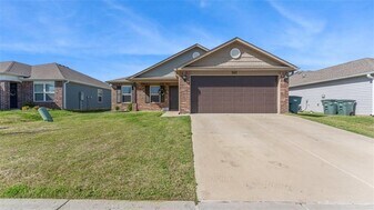 992 E Starling St in Fayetteville, AR - Building Photo