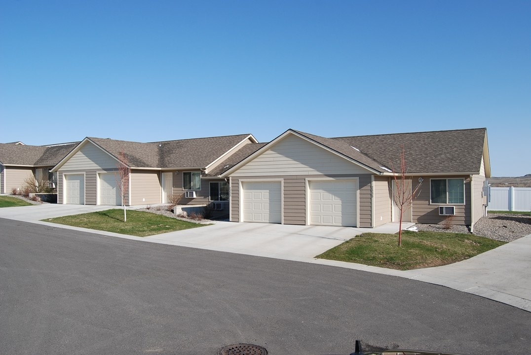 Jasmine Circle Apartments in Billings, MT - Building Photo