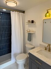 8200 E Jefferson Ave, Unit 1703 in Detroit, MI - Foto de edificio - Building Photo