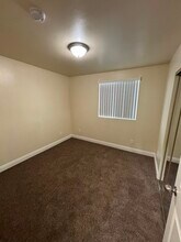 739 E 79th St in Los Angeles, CA - Foto de edificio - Building Photo