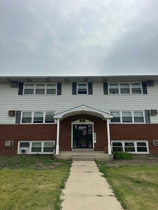 1025 N Farnsworth Ave in Aurora, IL - Building Photo