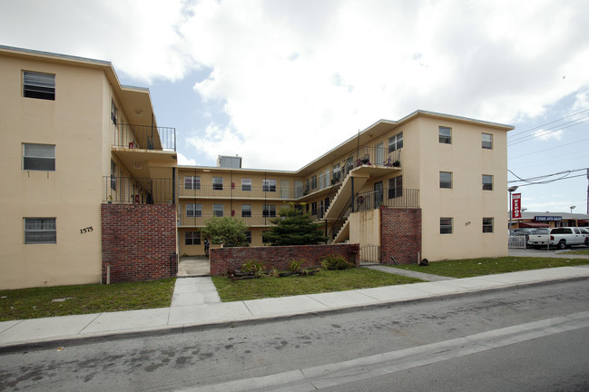 1575 Palm Ave in Hialeah, FL - Building Photo - Building Photo