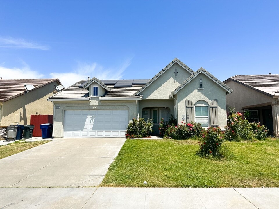 451 Summer Garden Way in Sacramento, CA - Building Photo