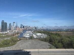 270 Johnston Ave, Unit 1403 in Jersey City, NJ - Foto de edificio - Building Photo