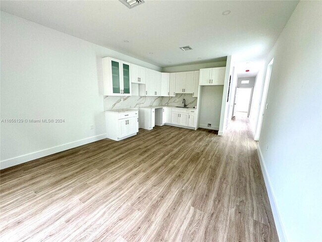 2931 NW 57th St-Unit -B in Miami, FL - Building Photo - Building Photo