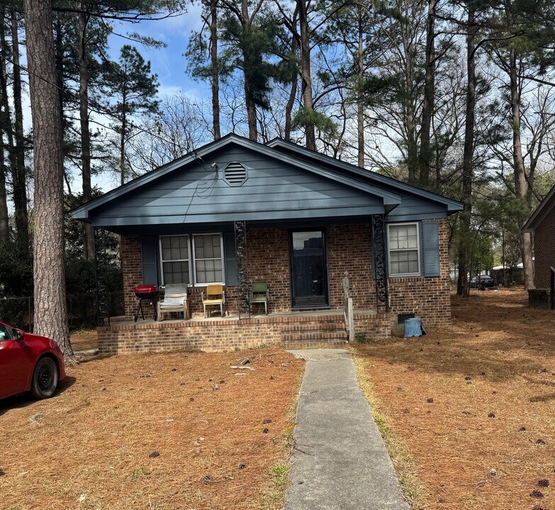 1408 N Oakwood Dr in Rocky Mount, NC - Foto de edificio