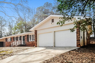 2385 Winshire Dr in Decatur, GA - Building Photo - Building Photo