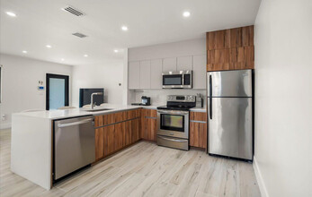 70 NW 47th Ter in Miami, FL - Foto de edificio - Building Photo