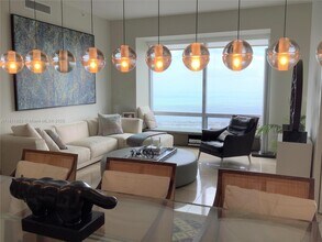 1425 Brickell Ave in Miami, FL - Building Photo - Building Photo