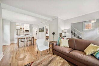 2429 Central St in Evanston, IL - Foto de edificio - Building Photo