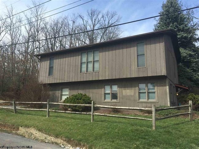 1027 Irwin St in Morgantown, WV - Foto de edificio - Building Photo