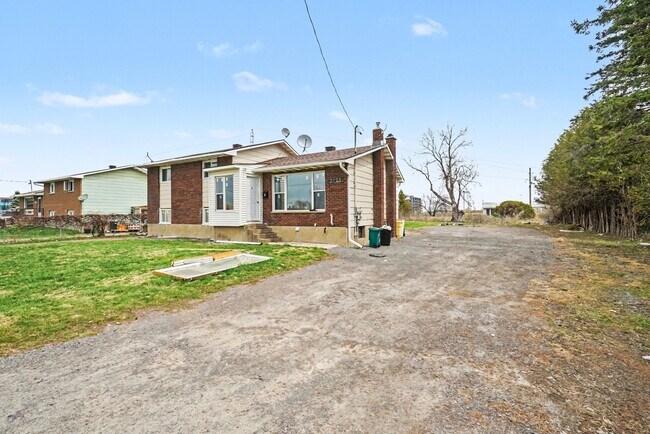 2123 Mer-Bleue Rd in Ottawa, ON - Building Photo - Building Photo